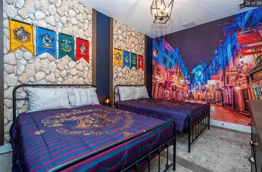 出租: $4,300 (5 贝兹, 4 浴室, 2200 平方英尺)