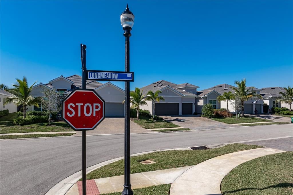 For Sale: $825,000 (3 beds, 3 baths, 2461 Square Feet)