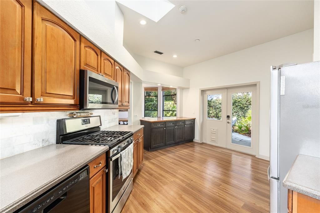 For Sale: $429,900 (3 beds, 3 baths, 2211 Square Feet)