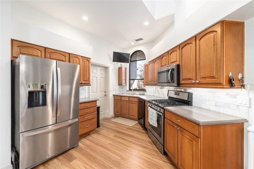 For Sale: $429,900 (3 beds, 3 baths, 2211 Square Feet)