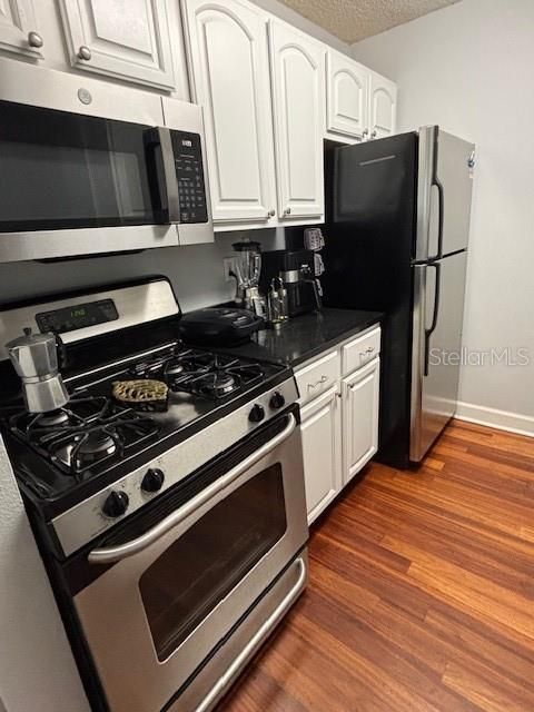 For Sale: $179,900 (2 beds, 2 baths, 993 Square Feet)