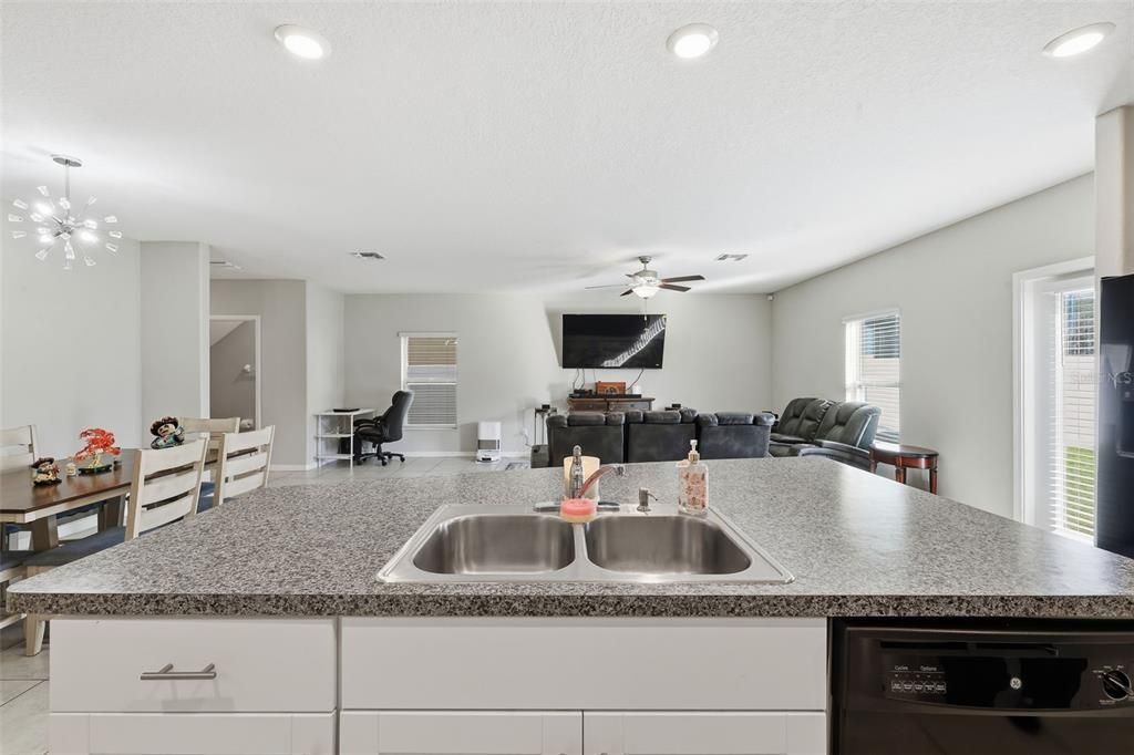 На продажу: $349,900 (5 спален, 2 ванн, 2264 Квадратных фут)