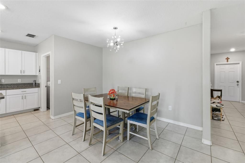 На продажу: $349,900 (5 спален, 2 ванн, 2264 Квадратных фут)