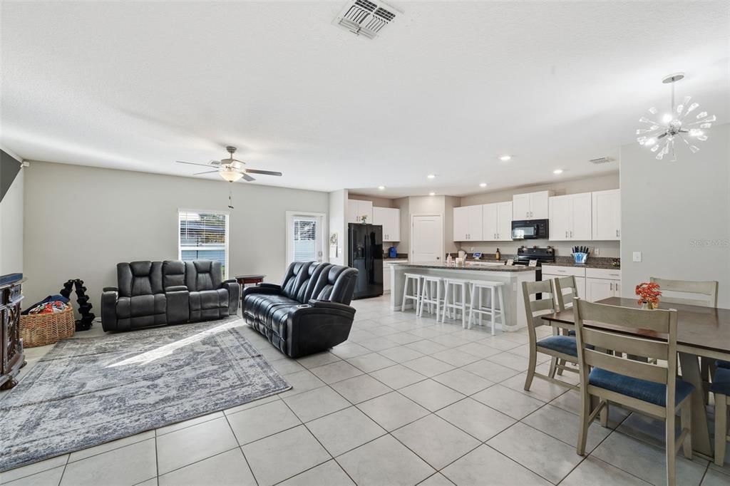 На продажу: $349,900 (5 спален, 2 ванн, 2264 Квадратных фут)