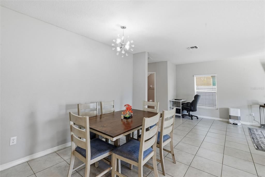 На продажу: $349,900 (5 спален, 2 ванн, 2264 Квадратных фут)