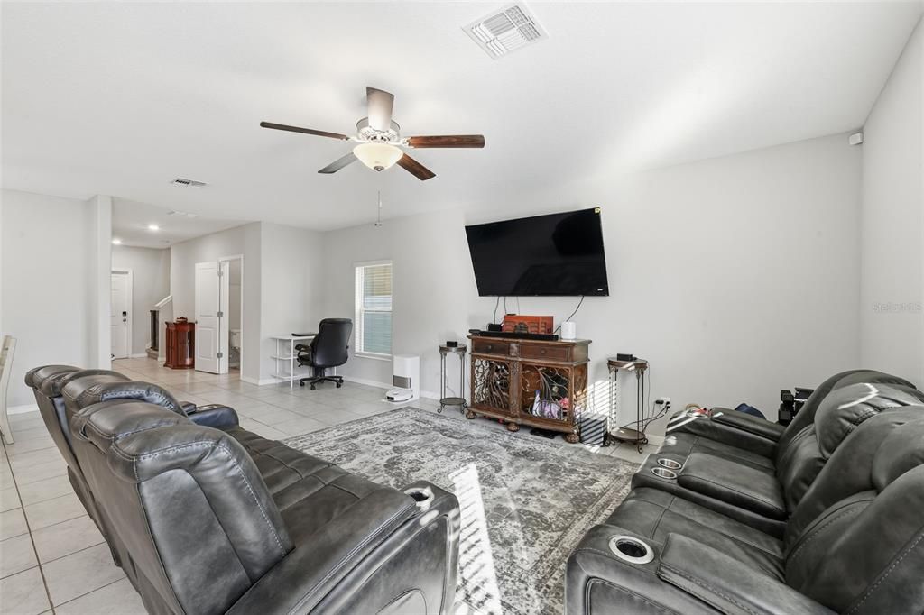 На продажу: $349,900 (5 спален, 2 ванн, 2264 Квадратных фут)