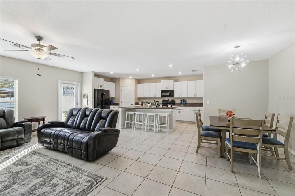 На продажу: $349,900 (5 спален, 2 ванн, 2264 Квадратных фут)