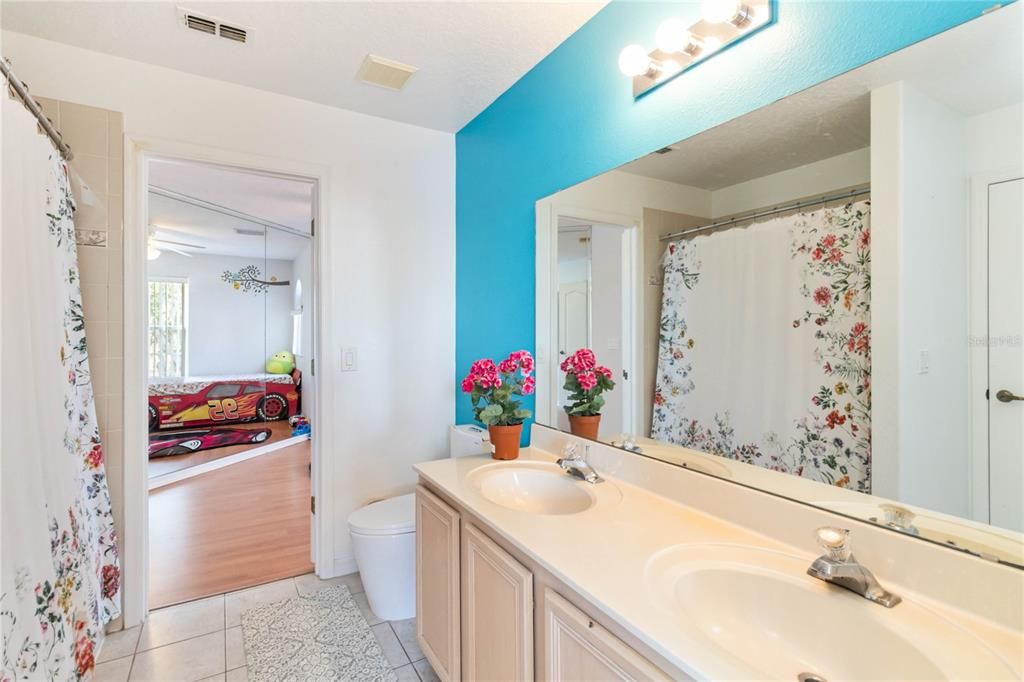 В аренду: $4,000 (5 спален, 4 ванн, 3341 Квадратных фут)