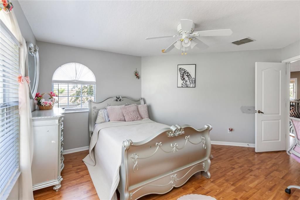 В аренду: $4,000 (5 спален, 4 ванн, 3341 Квадратных фут)