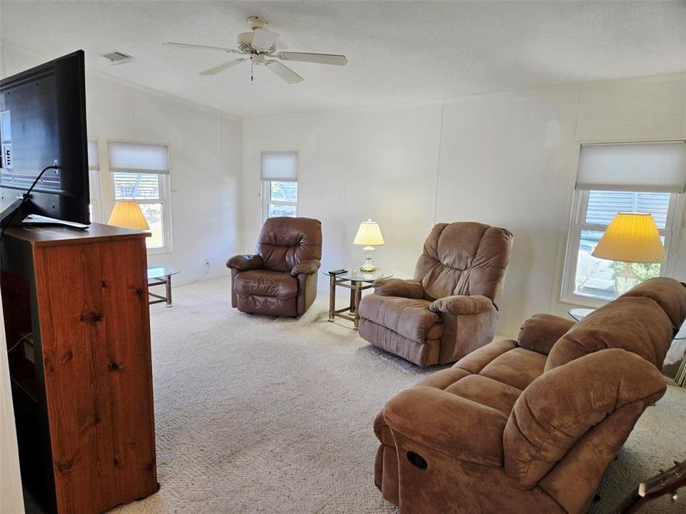 待售: $193,750 (2 贝兹, 2 浴室, 1000 平方英尺)