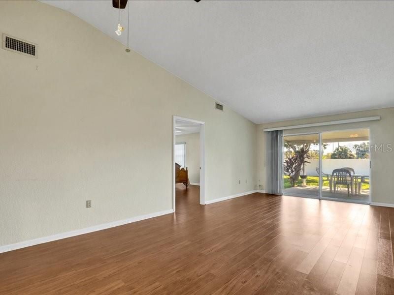 На продажу: $199,900 (2 спален, 2 ванн, 1186 Квадратных фут)