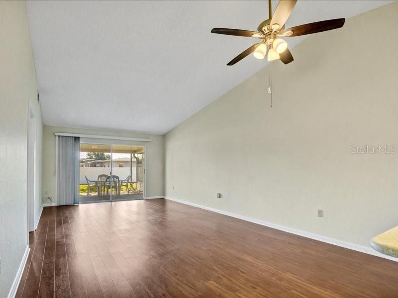 На продажу: $199,900 (2 спален, 2 ванн, 1186 Квадратных фут)