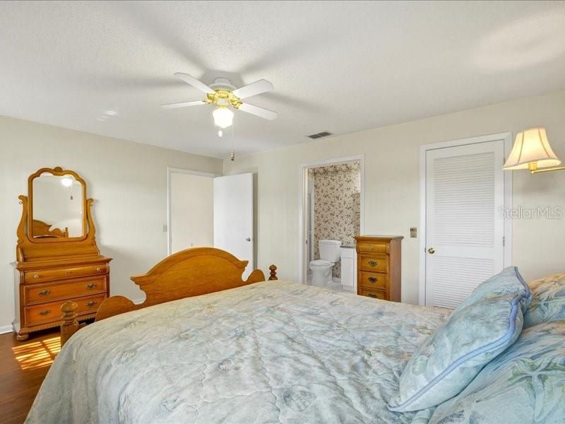 На продажу: $199,900 (2 спален, 2 ванн, 1186 Квадратных фут)