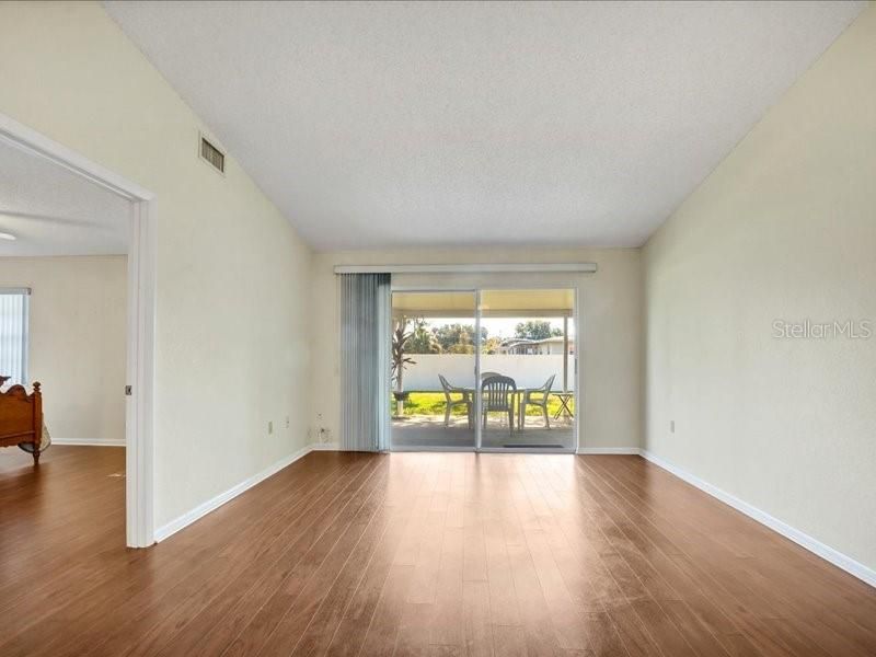 На продажу: $199,900 (2 спален, 2 ванн, 1186 Квадратных фут)