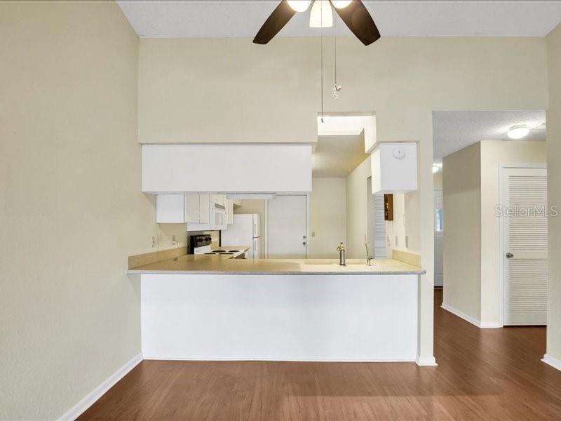 На продажу: $199,900 (2 спален, 2 ванн, 1186 Квадратных фут)