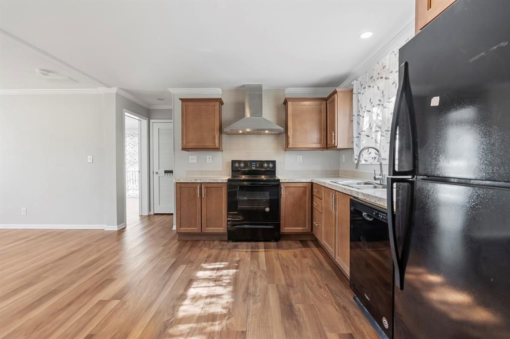 合同活跃: $295,000 (2 贝兹, 2 浴室, 1218 平方英尺)