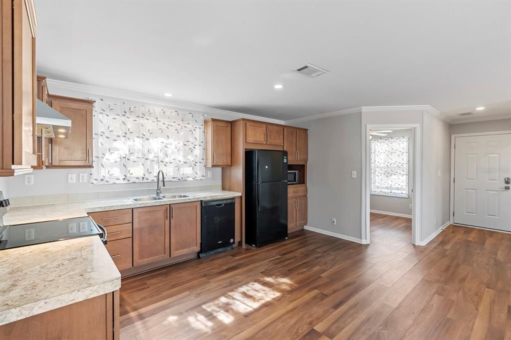 合同活跃: $295,000 (2 贝兹, 2 浴室, 1218 平方英尺)