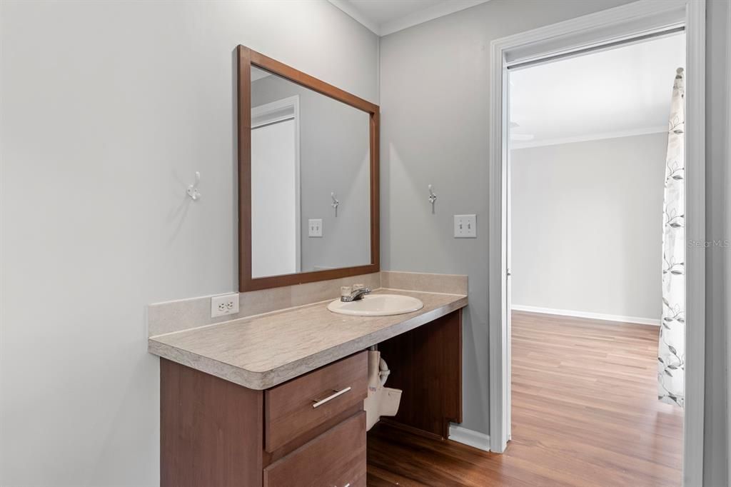 合同活跃: $295,000 (2 贝兹, 2 浴室, 1218 平方英尺)