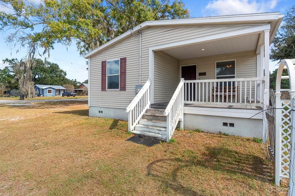 合同活跃: $295,000 (2 贝兹, 2 浴室, 1218 平方英尺)