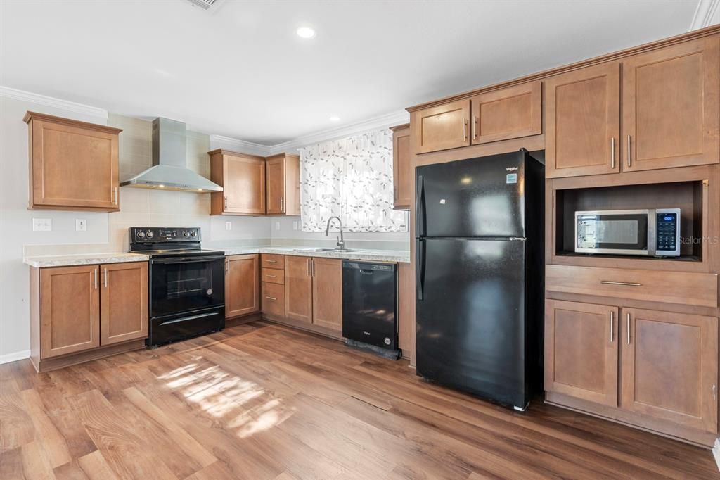 合同活跃: $295,000 (2 贝兹, 2 浴室, 1218 平方英尺)