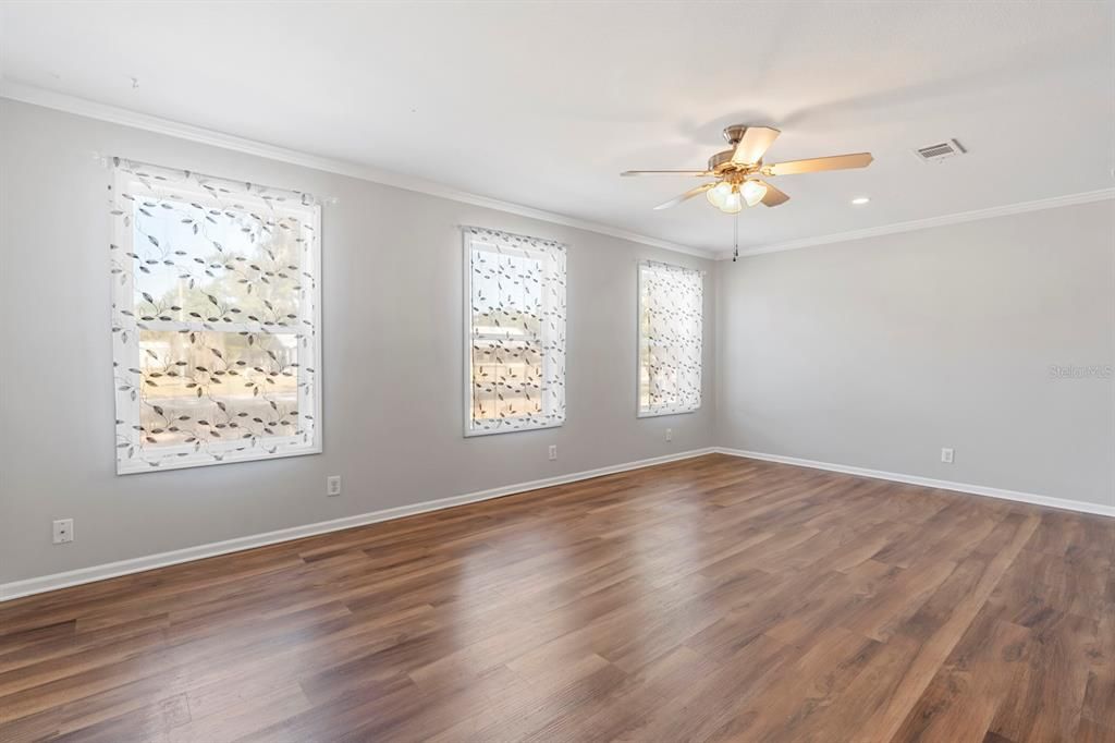 合同活跃: $295,000 (2 贝兹, 2 浴室, 1218 平方英尺)