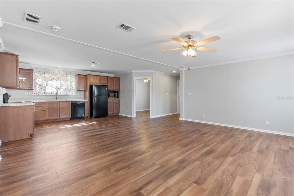 合同活跃: $295,000 (2 贝兹, 2 浴室, 1218 平方英尺)