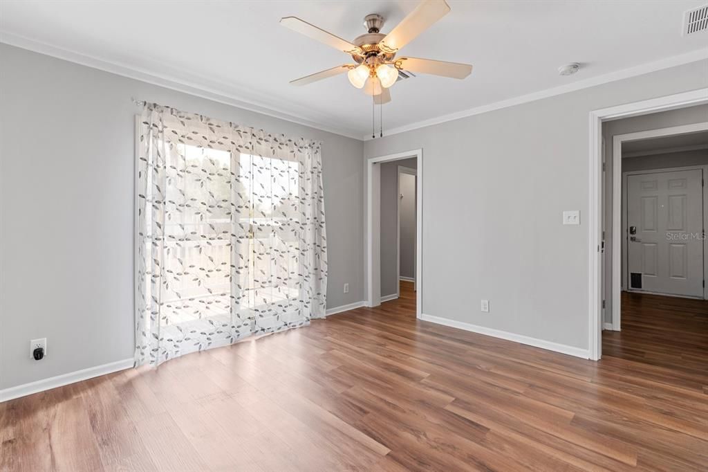 合同活跃: $295,000 (2 贝兹, 2 浴室, 1218 平方英尺)