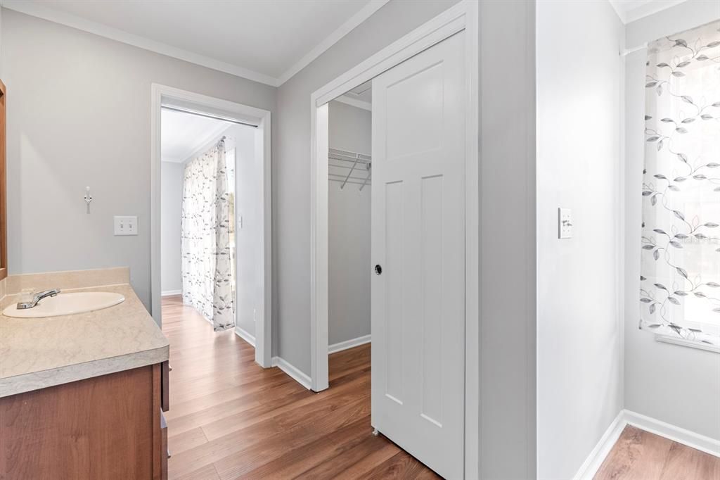 合同活跃: $295,000 (2 贝兹, 2 浴室, 1218 平方英尺)