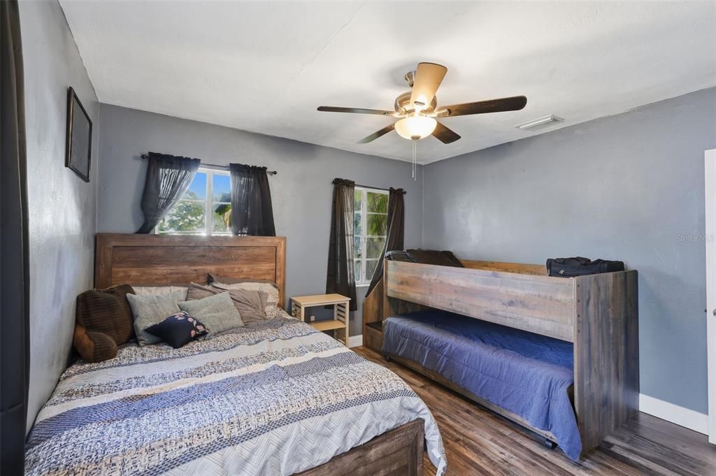 待售: $370,000 (4 贝兹, 2 浴室, 1708 平方英尺)