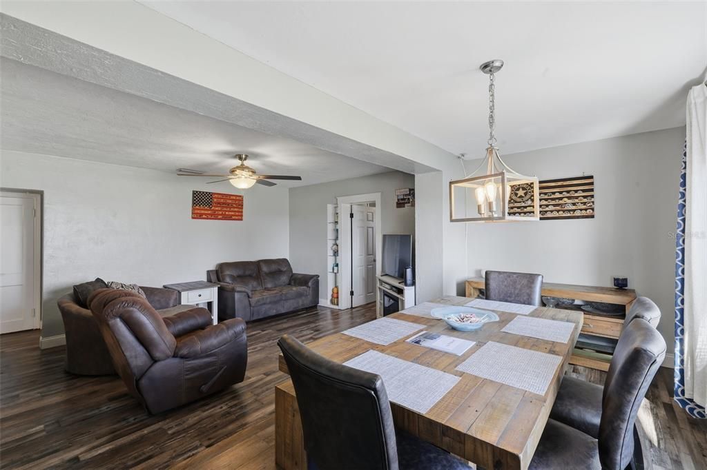 待售: $370,000 (4 贝兹, 2 浴室, 1708 平方英尺)