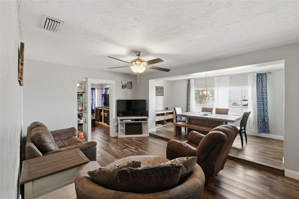 待售: $370,000 (4 贝兹, 2 浴室, 1708 平方英尺)