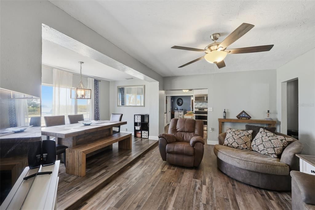 待售: $370,000 (4 贝兹, 2 浴室, 1708 平方英尺)