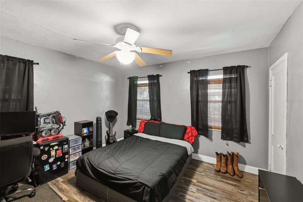 待售: $370,000 (4 贝兹, 2 浴室, 1708 平方英尺)