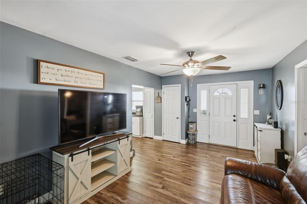 待售: $370,000 (4 贝兹, 2 浴室, 1708 平方英尺)