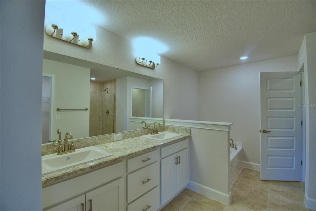 待售: $385,366 (4 贝兹, 3 浴室, 2200 平方英尺)