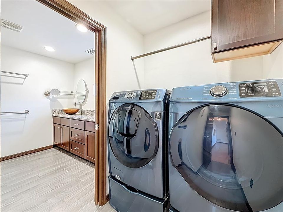 En Venta: $799,000 (3 camas, 3 baños, 1903 Pies cuadrados)