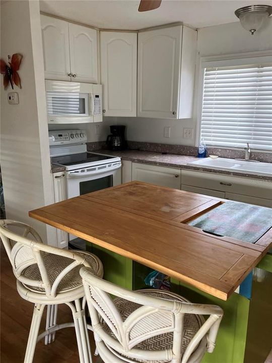 На продажу: $113,000 (2 спален, 2 ванн, 840 Квадратных фут)