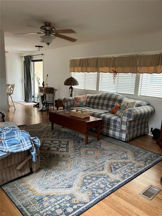 На продажу: $113,000 (2 спален, 2 ванн, 840 Квадратных фут)