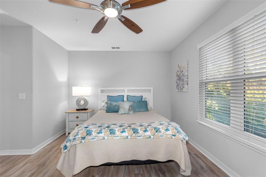 待售: $245,000 (2 贝兹, 2 浴室, 1060 平方英尺)