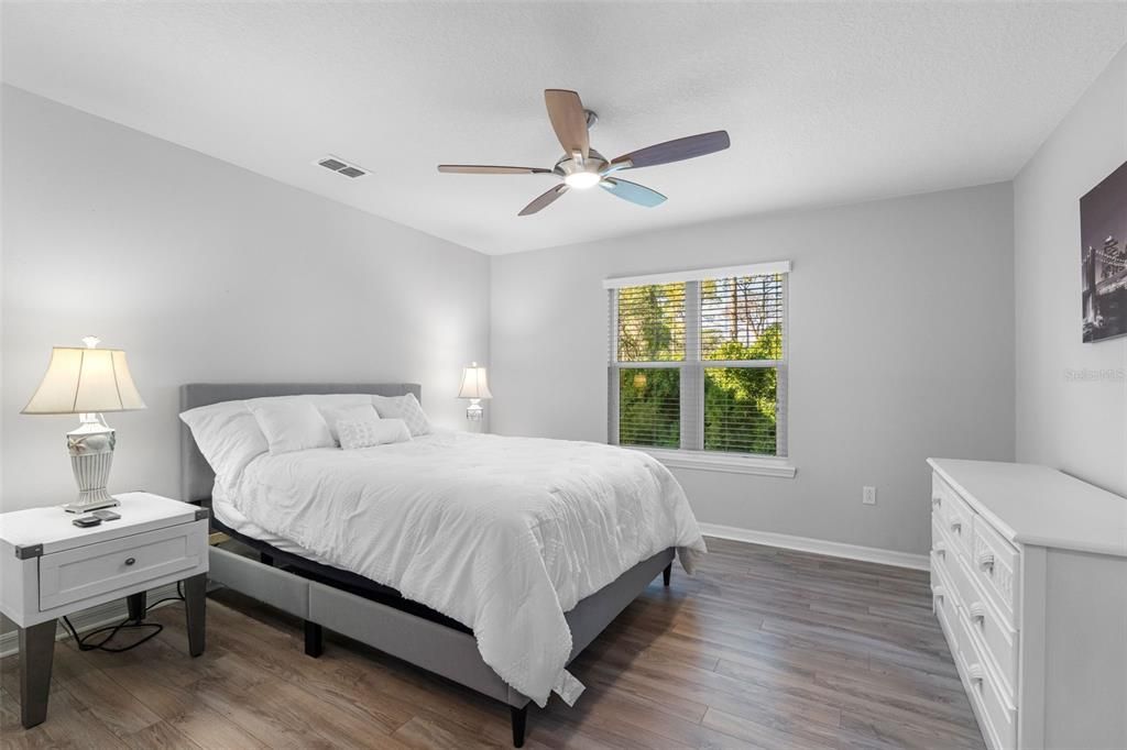 待售: $245,000 (2 贝兹, 2 浴室, 1060 平方英尺)