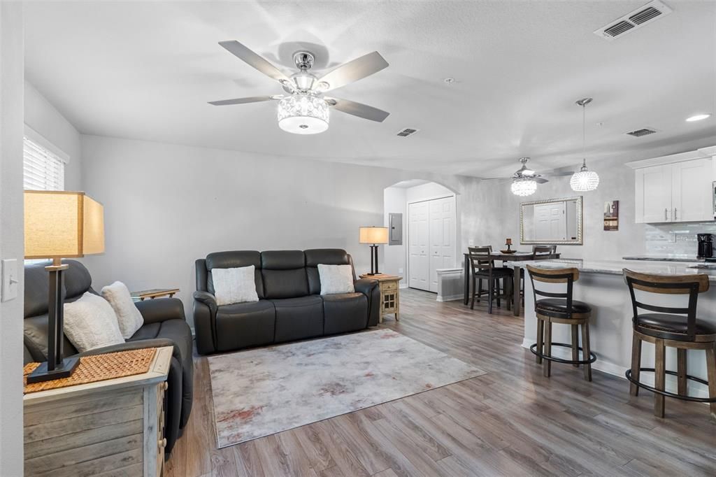 待售: $245,000 (2 贝兹, 2 浴室, 1060 平方英尺)