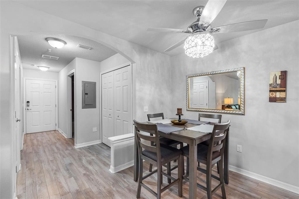 待售: $245,000 (2 贝兹, 2 浴室, 1060 平方英尺)