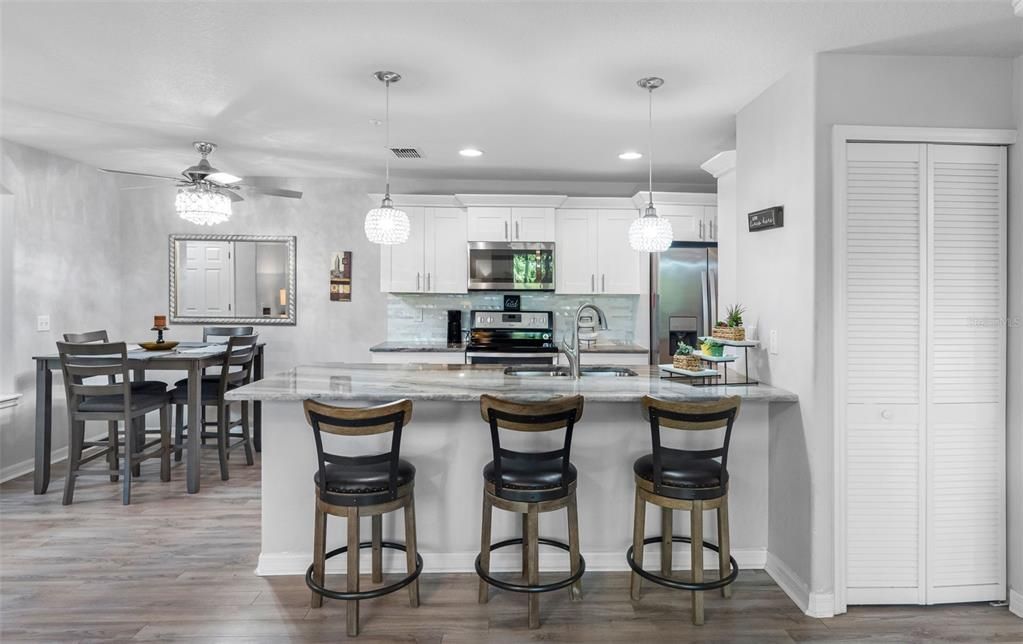 待售: $245,000 (2 贝兹, 2 浴室, 1060 平方英尺)