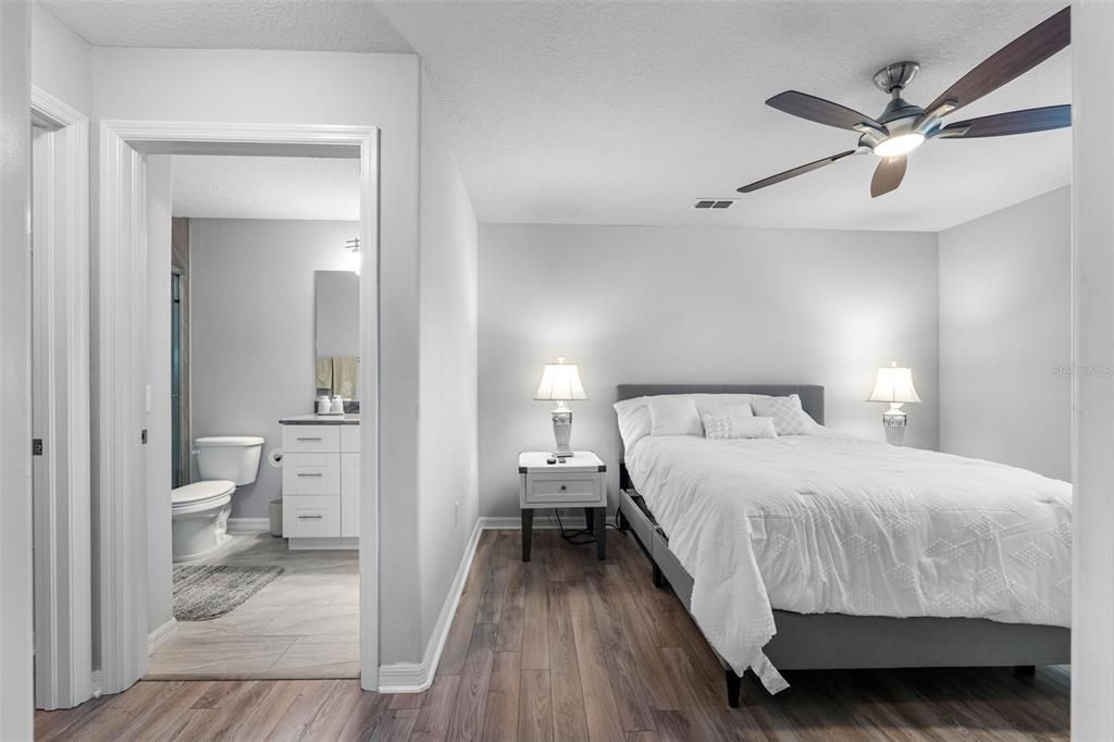 待售: $245,000 (2 贝兹, 2 浴室, 1060 平方英尺)