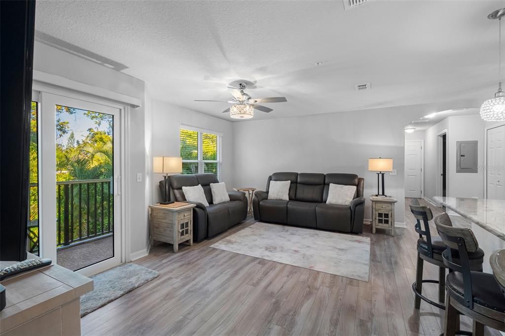 待售: $245,000 (2 贝兹, 2 浴室, 1060 平方英尺)