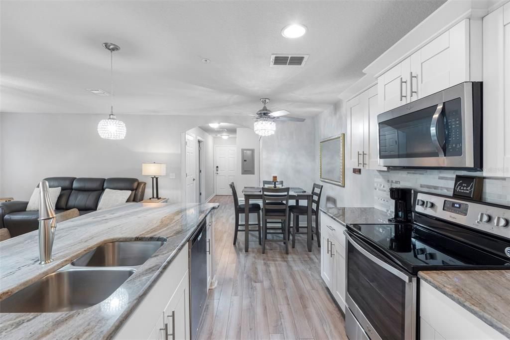 待售: $245,000 (2 贝兹, 2 浴室, 1060 平方英尺)