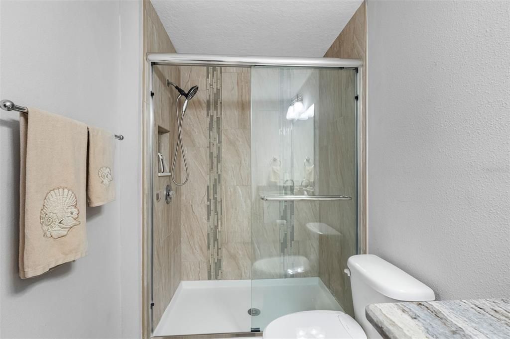 待售: $245,000 (2 贝兹, 2 浴室, 1060 平方英尺)