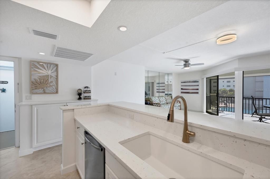 For Sale: $689,900 (2 beds, 2 baths, 1084 Square Feet)