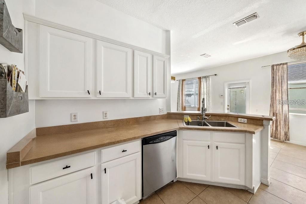 Active With Contract: $210,000 (2 beds, 2 baths, 1388 Square Feet)