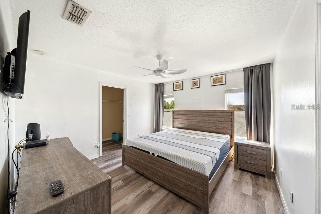 Active With Contract: $210,000 (2 beds, 2 baths, 1388 Square Feet)